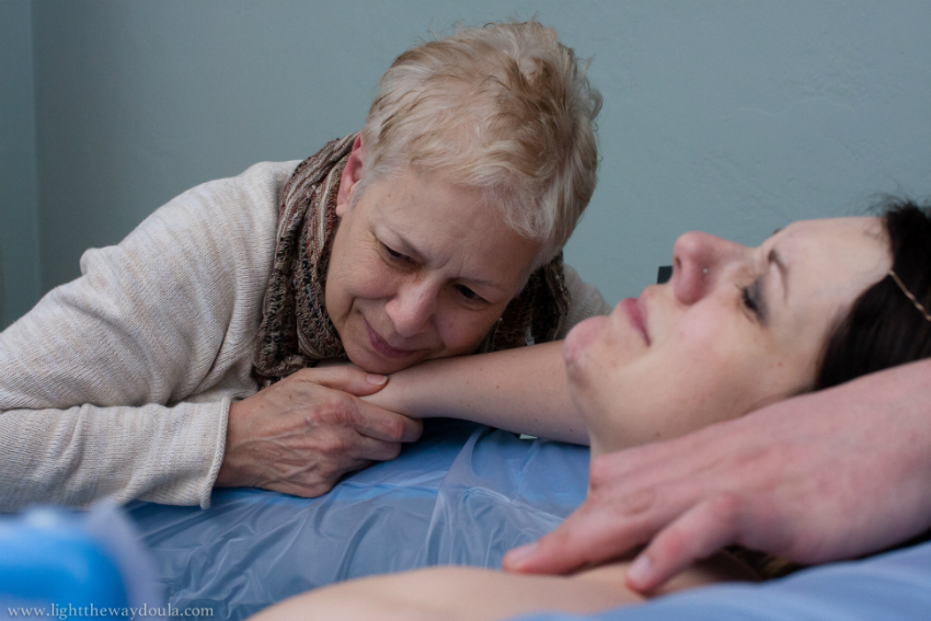 Hakları Ödenmez: Doğumda Kızlarının Yanında Olan Annelerin Duygusal Fotoğrafları