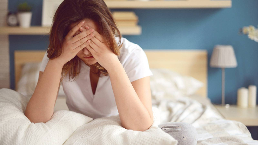 Adet Döneminde Baş Ağrısı Neden Olur, Nasıl Geçer?