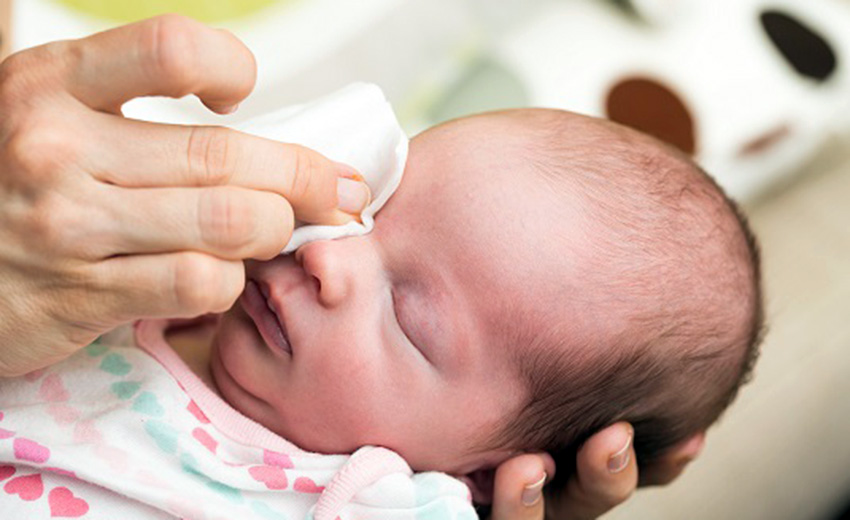 Bebeğin Gözüne Anne Sütü Damlatmak Doğru mu?