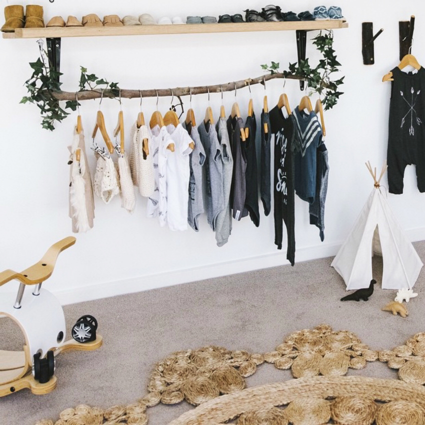 Ağaç dallarından giysi askılığı