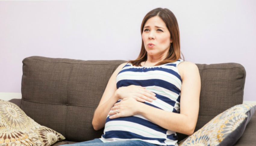 gebelikte sancı çeken kadın