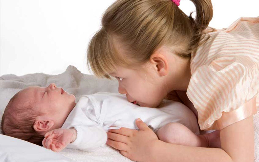 2 çocuk arasında kaç yaş olmalı Kardeşler arası kaç yaş olmalı