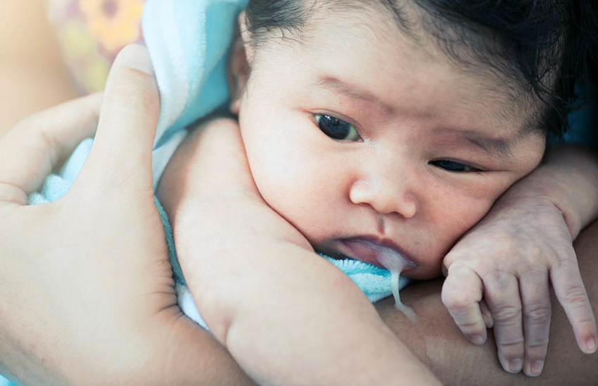 bebeğin çökelek gibi kusması