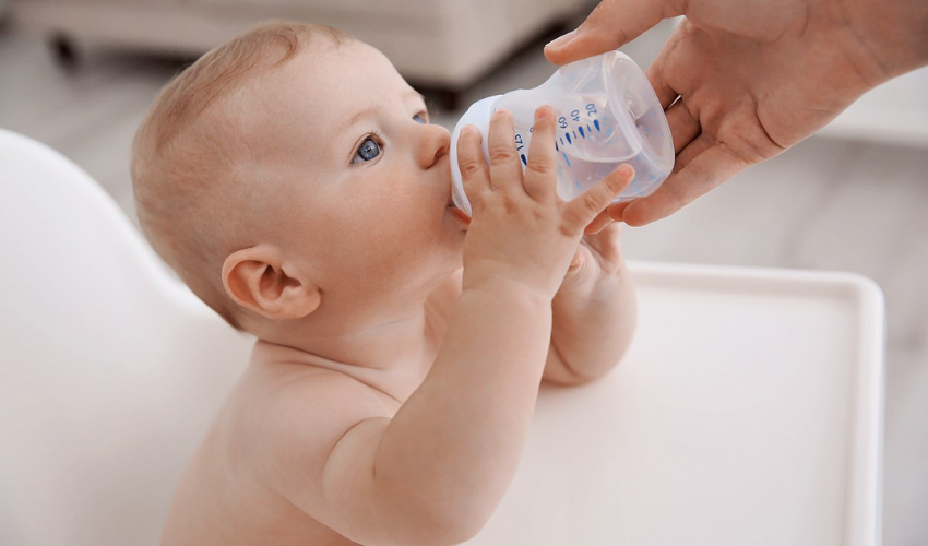 Bebeğin cildinin kurumaması için bol sıvı alması gerekir bebek su içiyor