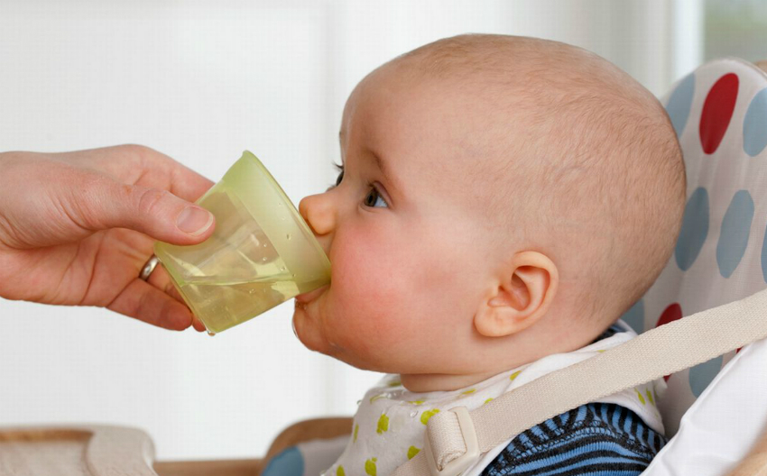 üşüten bebeğe ne iyi gelir midesini üşütüp kusan bebeğe ne yapmalı