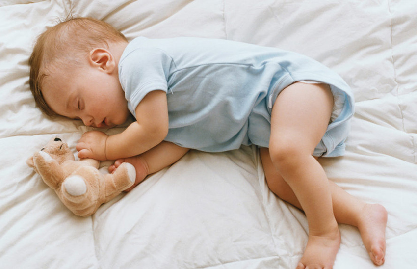 Bebeklerde uykuda irkilme nedenlerir bebeklerde uykuda irkilme