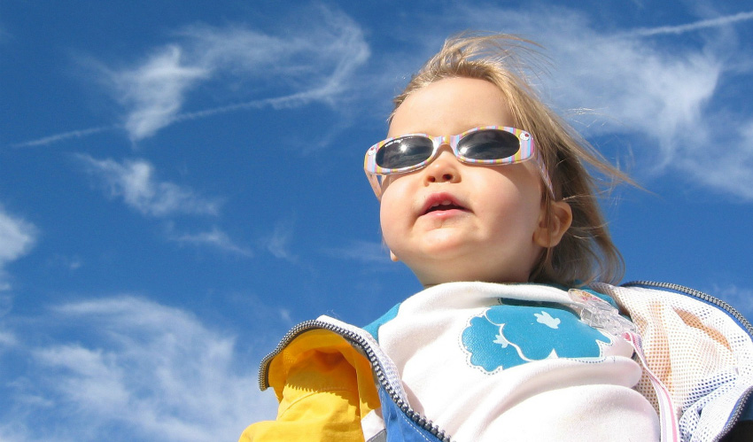 Bebekler ne zaman güneş gözlüğü takar Bebekler güneş gözlüğü ne zaman kullanmalı