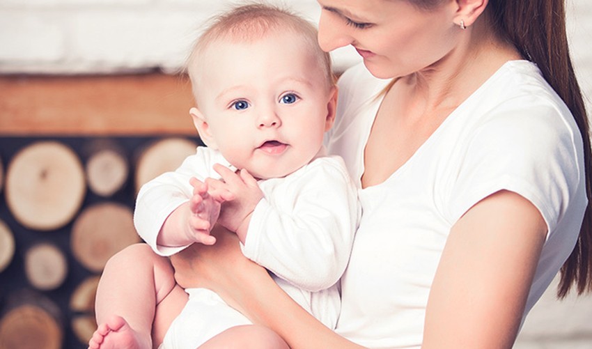doğru bebek tutuşu