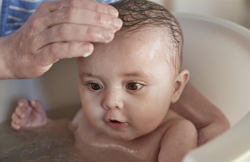 bebek banyosu nasıl yapılır banyo yapan bebek