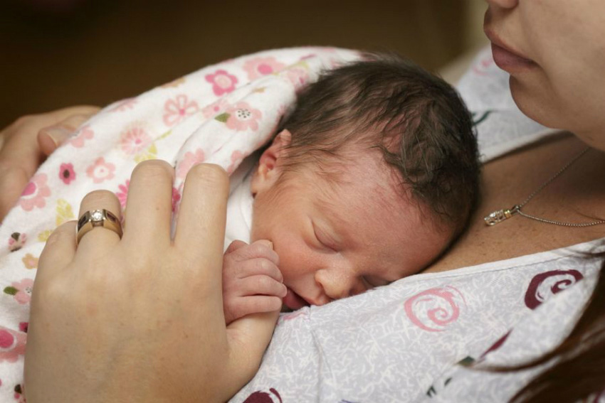 Prematüre bebekler için kanguru bakımı Prematüre bebek bakımı inci candemir