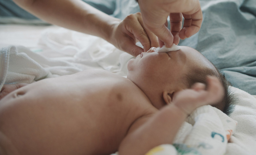 Yeni doğan bebeğin gözüne anne sütü damlatılır mı bebeğin gözüne süt damlatmak