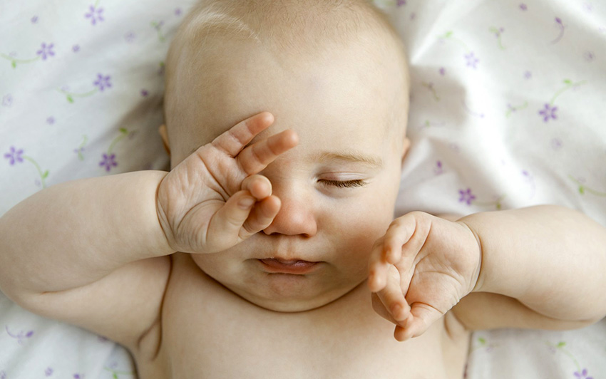 bebeğin gözüne süt damlatmak anne sütünü göze damlatmak